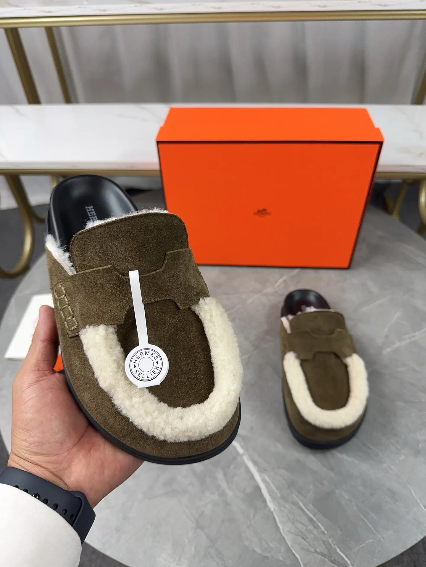 p460🐮🐮HERMES Birkenstock Mules🍬 Spring and summer really need versatile slippers. They have a casual and high-end feel, and the comfort is also great. The large toe design adds a playful feel, and the slip-on design is convenient and practical to wear. 🌷Upper: original high mercerized cow velvet 🌷Inner lining: wool 🌷Outsole: original TPU water platform + rubber film combination 🌷Number of sizes: women's size 35-40 (40-41 -42 is not returnable) men's size: 38-45 (45 is not returnable)